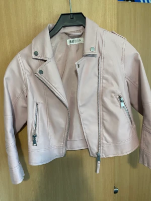 Skinnjacka för barn - Säljer denna rosa skinnjackan för barn!  Storlek 122 (6-7 åringar)!