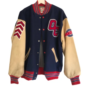 Vintage college jacka Varaity jacka - Vintage Varsity/College jacka med läderärmar och häftiga patch detaljer. Finns några få fläckar. 