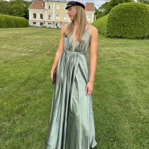 Balklänning  - Säljer den här jättefin balklänning köpte för 2,400, och bara använt en gang, sa säljer den för 1,600❤️vill har allt såld så kom med egna pris förslag 