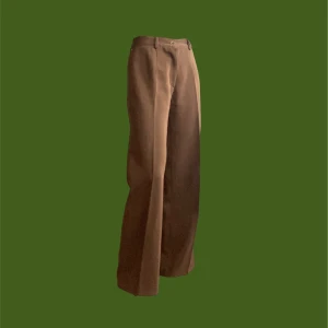 Kostymbyxor  - Fina, bruna kostymbyxor! Har satt säkerhetsnålar 🧷 i midjan men kan ta bort!