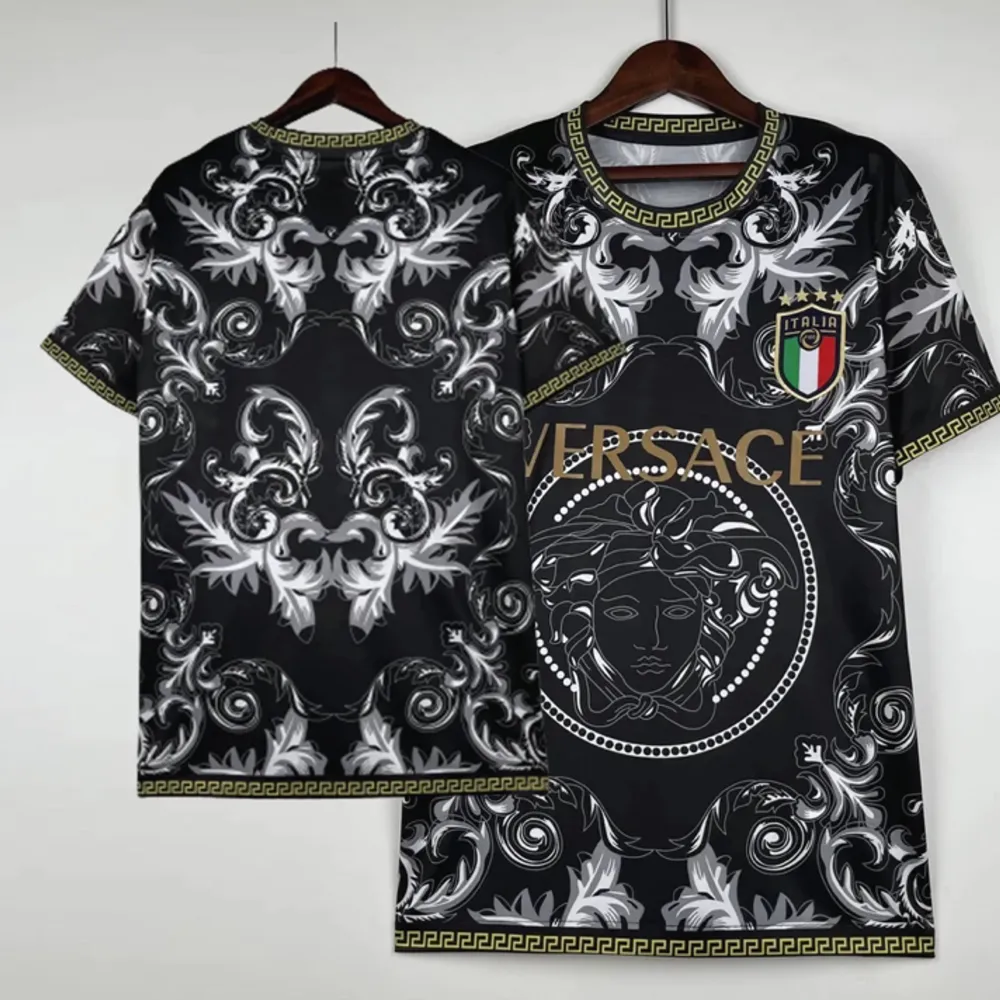 Finns tröjor med hög kvalitet, är du redo på att få komplimanger köp en Versace tröja. T-shirts.