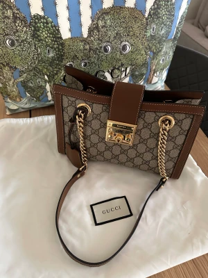 Gucci Padlock - Gucci Padlock Small GG Shoulder Bag. Super fin men kommer tyvärr inte till användning längre, därav säljer jag den.   Köpt från Vestiaire, inget kvitto men ordern därifrån finns.  Pris kan diskuteras vid snabb affär.