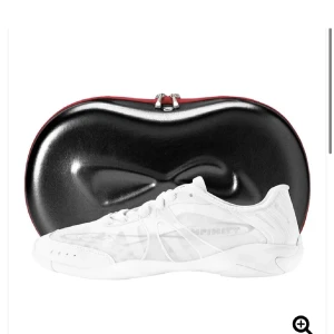 Cheer skor!! - Cheer skor i strl 8,5 vilket motsvarar 39, använda 1 säsong och säljs pga att jag har slutat💕💕💕