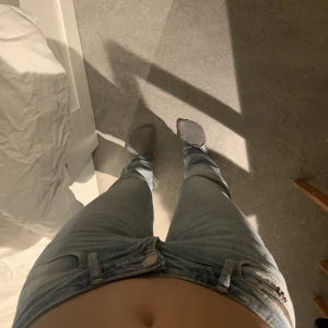 Lågmidjade jeans - Säljer pga att de inte andvänds. Är 150 lite långa på mig. Vill få sålt så pris går att diskutera