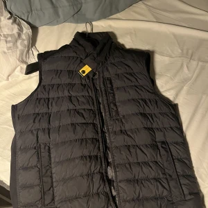 Parajumper väst - Helt ny , inga hål eller fläckar  Köpt för 3299:-  Skriv för frågor 