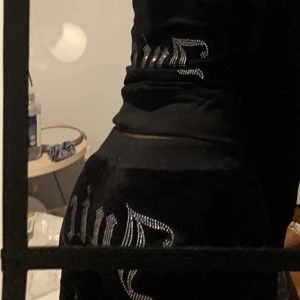 Helt nytt juicy couture set - Ett helt nytt juicy couture set som aldrig är använt. Jätte fint och passar super bra. Överdelen passar som S kan även passa M och underdelarna passar som M men kan även passa mindre storlekar. 