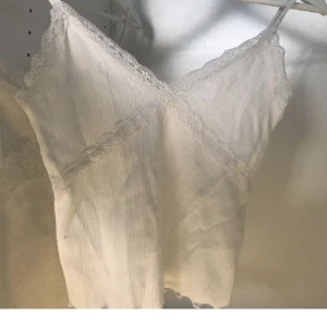 Vit top - Vit spets top från Gina tricot som inte finns att köpa längre
