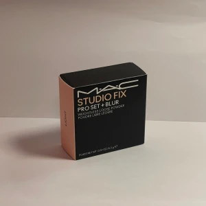 MAC LÖSPUDER  - MAC STUDIO FIX PRO SET + BLUR WEIGHTLESS LOOSE POWDER (nypris 365kr) Färg: LIGHT. Oanvänd. 