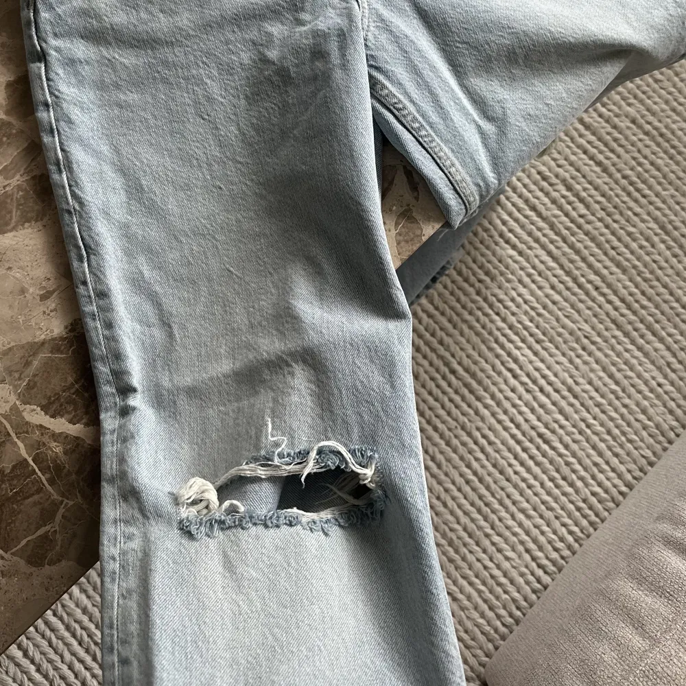 Säljer ett par straight 90s jeans med hål vid knäna, i nyskick aldrig använda🥰. Jeans & Byxor.