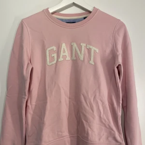 Gant tröja  - Säljer nu min rosa gant tröja. Knappt använd så mycket bra skick. Storlek S. Köparen står för frakten!