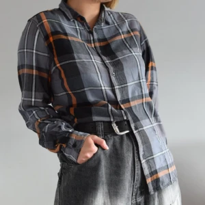 Rutig skjorta  - Strl : L (passar som en M) Mått: ärmlängd 52cm, bredd 50cm, längd 70cm  Material: 100% bomull  Modell: relaxed fit  Märke: Solid Skick: Använt skick, inga defekter