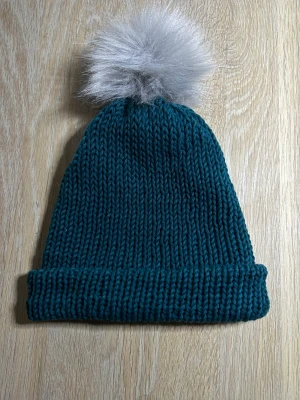 Helt ny stickat mössa - Unisex hand gjort mössa men pompoms. Mörkblå.
