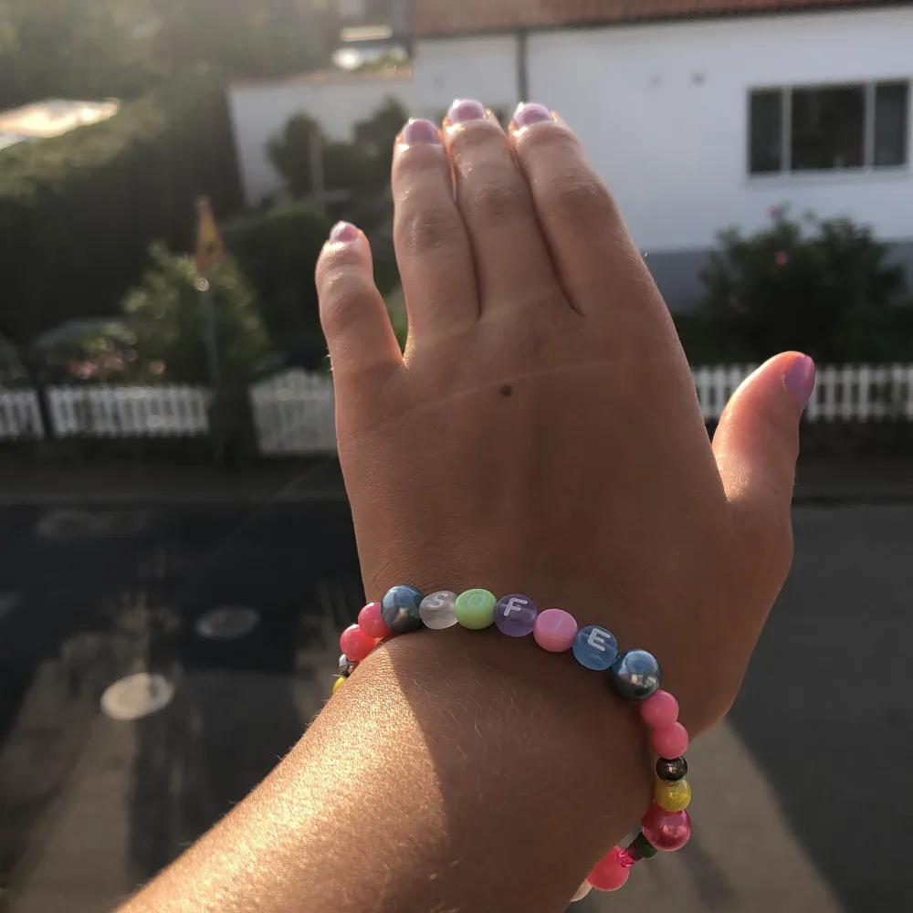 Jag har gjort ett armband i olika fÀrger pÄ armbandet stÄr det Sofie. Det Àr inte anvÀnt och det Àr lite bredare Àn min handled som Àr ungefÀr 4,5cm . Frakten Àr 7kr och armbandet kostar 6kr. Asusteet.