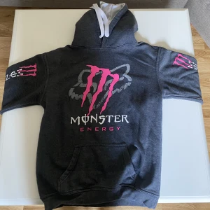 Monster Hoodie  - Måste tyvärr sälja min otroligt fina monster hoodie då den inte passar mig längre. Hittar inte vad det är för storlek men passar xs-l
