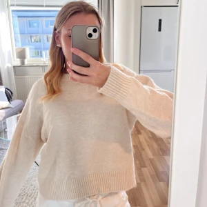 Stickad tröja  - Säljer denna stickade tröja, använts fåtal gånger