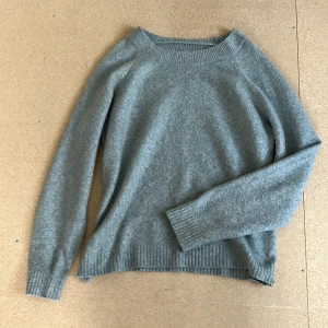 Blå/grå stickad tröja - Väldigt bra skick, lappen där märket står är borta men vet att den är från Vero Moda