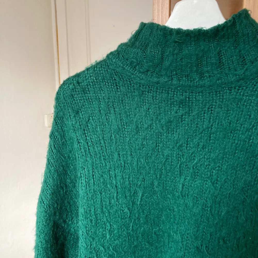 Grön stickad lurvig tröja med polokrage. Från Asos Design i storlek 34. Bra skick utan defekter men begagnad i använt skick. Mysig!💚. Stickat.