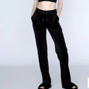 Svarta juicy byxor  - Storleken M jag har storleken S och dom funkar bra på mig har använt dom några gånger bara Inget håll eller fimp, Priset kan diskuteras 