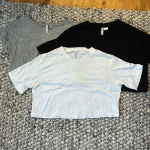 T-shirt - tre superfina croppade tröjor från hm för 100kr🤍