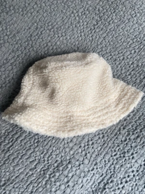 Hollister buckethat - Hollister buckethat för höst och vinter, one size fits all. Oanvänd