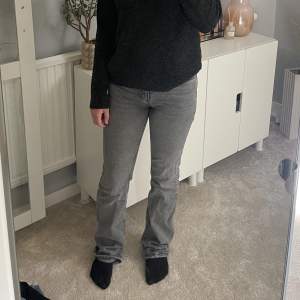 Gråa jeans från Gina tricot i storlek 34.
