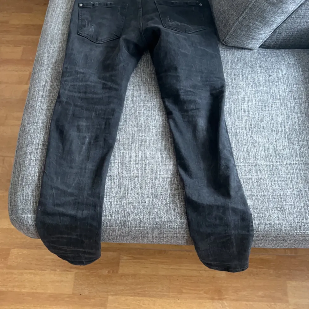 Hej jag säljer mina dsquared2 jeans för att dom inte används längre fick den i födelsedagspresent. Säljer den billigt för 900 den är i bra skick som ny. Jeans & Byxor.