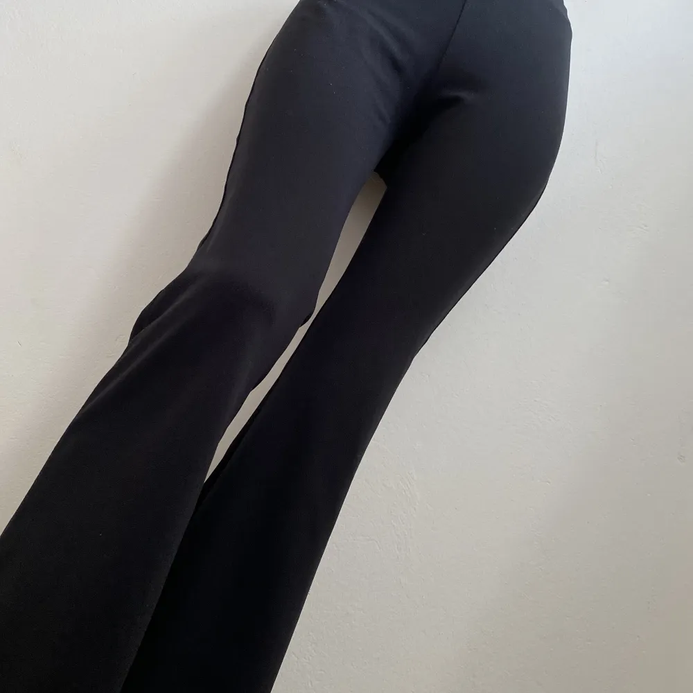 Svarta vintage utsvängda byxor 🖤. Jeans & Byxor.