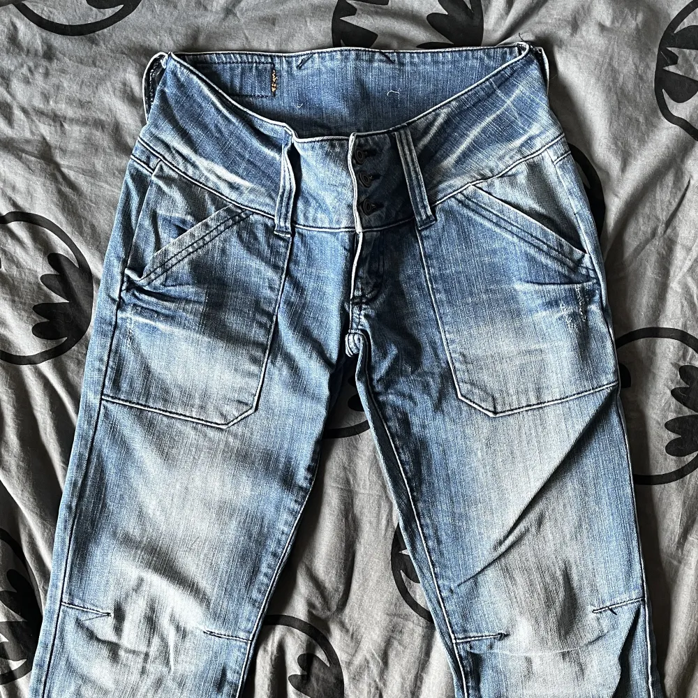 Lågmidjade jeans från only. Storlek 34. Passar perfekt om du vill ha en y2k look! Står ej för postens slarv! Har även katt i hemmet. Jeans & Byxor.