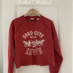 avklippt levi's crewneck - röd crewneck från levi's, avklippt men täcker ändå hela magen på mig som är 164,' lång (går till under naveln)