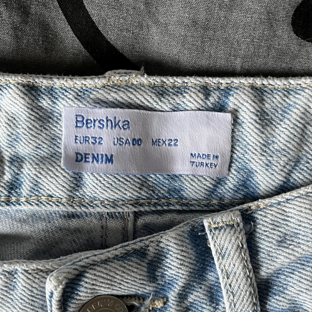 Jeans med cartoon tryck från bershka. Säljer då jag knappt kan andas när jag har på dem:( Står ej för postens slarv! Har även katt i hemmet. Jeans & Byxor.