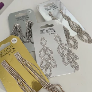 Red Carpet örhängen🤍 - Super fina örhängen som aldrig är använda. Alla kostar 100-200kr/st (ny pris). Vill bli av med de för att ha plats till annat. Säljer nu för 80kr/st❤️