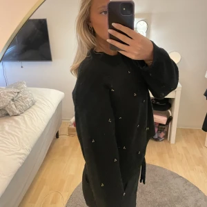 Stickad tröja - Svart stickad tröja med pärlor 🌟