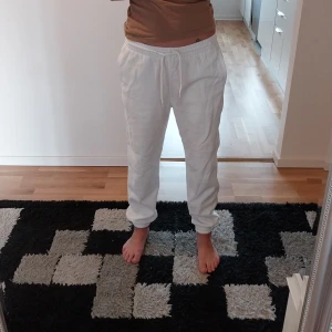 Nya vita mjukisbyxor - Helt nya och oanvända mjukisbyxor. Storlek XS köpta på HM.   Betalning via swish , köparen står för frakten.