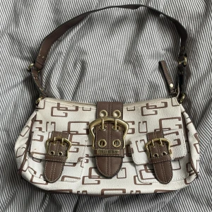 Väska guess - Jätte fin guess handväska flera olika fack inne och utanpå. Köp sker via ”köp nu”