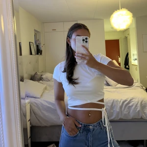 T-shirt med knyte - Fin basic T-shirt med knyte, har ej kommit till användning, nyskick☺️