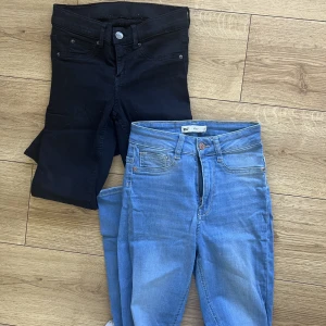 Jeans - Svarta lågmidjade storlek XS och blåa högmidjade storlek S med hål i knäna. Använda fåtal gånger, svarta är mer använda. Båda för 300kr