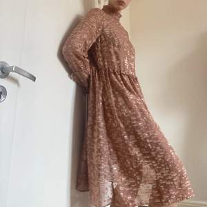 Flowy rosegold / champagne färgad klänning med fin krage i storlek M 💗
