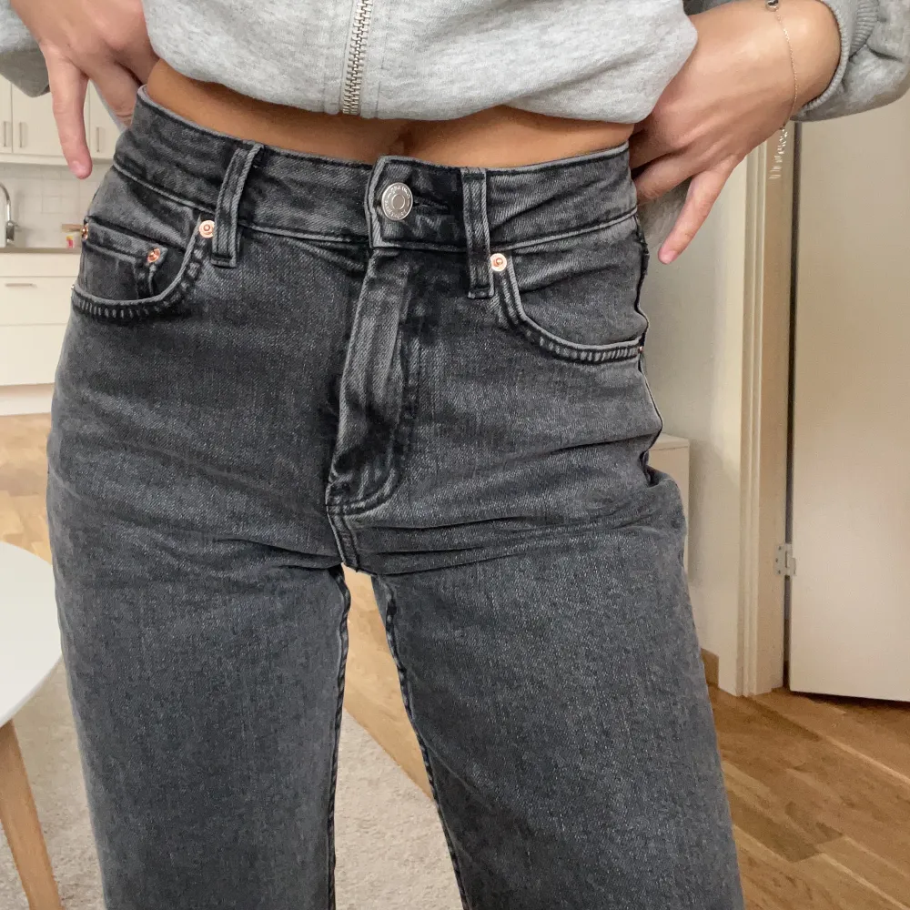 Intressekoll på mina mid waist straight jeans från Gina. Petitemodell, nyskick. Jeans & Byxor.