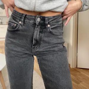 Intressekoll på mina mid waist straight jeans från Gina. Petitemodell, nyskick