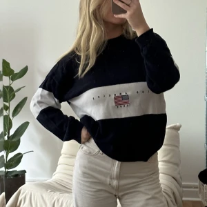 Tröja  - Tröja från Brandy Melville, jätteskön och fin! 🖤