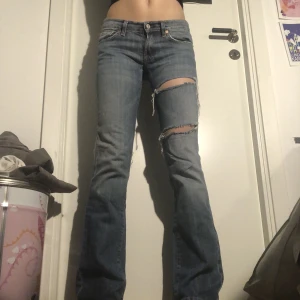Skit snygga jeans - Såååå snygga ripped jeans från 7 for all mankind som tyvärr blivit för små, catcha dem innan jag säljer de på loppis, midjemåttet är 34cm och innerbenslängden ca79 cm
