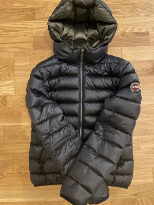 Colmar  - Intresse koll på min mörk blåa colmar jacka. Den är använd ungefär 10 gånger 