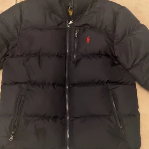 Polo Ralph lauren jacka  - Köpt för runt 3000 säljer för 1000, kan tänka mig sänka lite till vid snabb affär. Inte mycket andvönde inga skador elr fläckar. Finns en luva till också. 