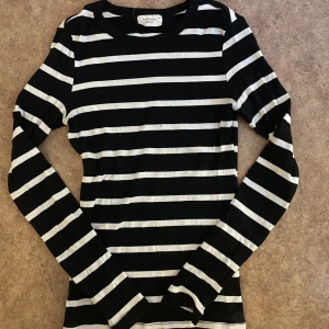 Långärmad tröja - Randig ribbad långärmad från Gina! Jätte stretchigt och skönt material