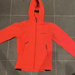 Peakperformance Regnjacka  - Skick 8/10  Sparsamt användbar  Några få märken Strl S Pris förhandlingsbart