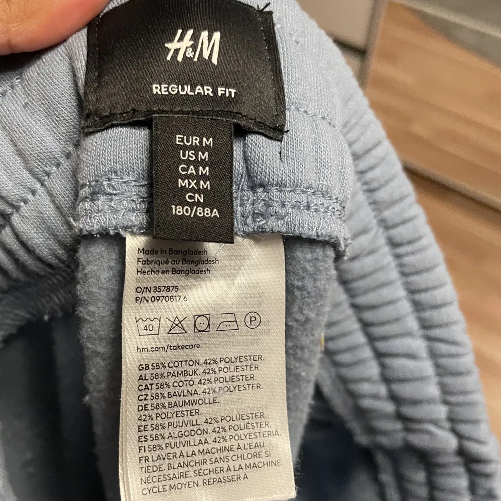 Super sköna mjukisbyxor från hm inga defekter sparsamt använda . Jeans & Byxor.