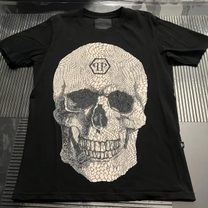 Philipp plein T-shirt  - Helt bra skick, men vissa pärlor/rhinestones på T-shirten har tappats. Men det e så d knappt syns (fler bilder kan skickas om man är intresserad)