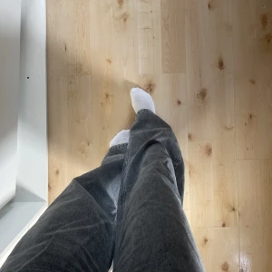 Grå jeans  - Gråa jeans från nakd💗säljer då dom inte kommer till användning längre💕jag är 168cm lång💗Stl 36😍nypris 599