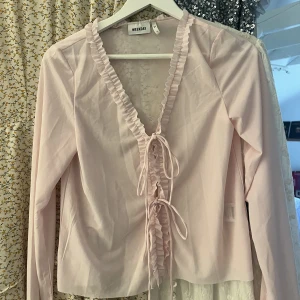 Topp - Fin topp från weekday, aldrig använd. Storlek S, 120kr.