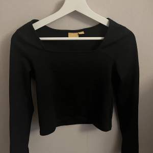 Fin svart tröja från Gina tricot! Tröjan är välanvänd med små hål på ett ställe på framsidan (se bild 2) men inget som syns, därav priset💞 köparen står för frakten💞